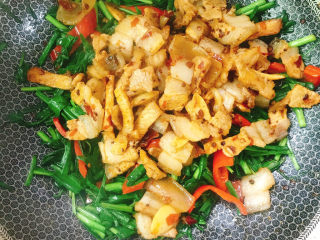 14、蒜苗回锅肉,蒜苗炒熟后放入猪肉