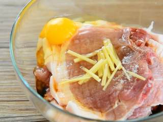 3、葱烤大排—本帮经典，一块根本不过瘾,大排上加入2勺生抽、1勺料酒、1勺糖、姜丝、鸡蛋。