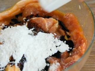 5、葱烤大排—本帮经典，一块根本不过瘾,加入1勺盐、1勺老抽、3勺淀粉，再次抓匀。