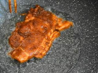 7、葱烤大排—本帮经典，一块根本不过瘾,油烧至7成热入大排，大火两面各煎10秒。