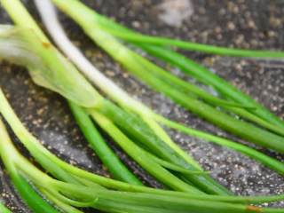 9、葱烤大排—本帮经典，一块根本不过瘾,锅中留少许油放入香葱，小火煎香。