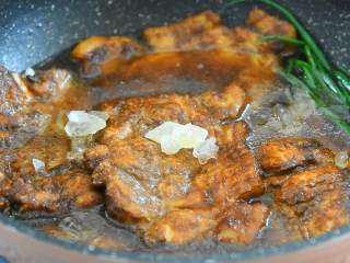 10、葱烤大排—本帮经典，一块根本不过瘾,放入大排，淋1勺生抽、半勺老抽，倒入1碗清水（腌大排剩余的汁水可以一起倒入）再加入冰糖，大火烧开。