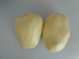 2、蔓越莓土豆月饼,土豆去皮。