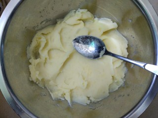 6、蔓越莓土豆月饼,用勺子碾压成泥。