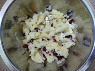 9、蔓越莓土豆月饼,充分搅匀。