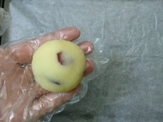 11、蔓越莓土豆月饼,将土豆泥搓成圆形(80克一个)