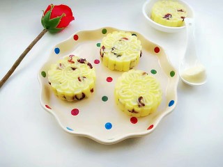 16、蔓越莓土豆月饼,放凉,轻轻取出装盘。