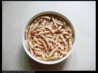 1、三丝酱茄条,2. 素肉丝泡软挤干水分备用。