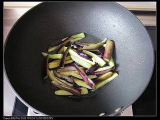 3、三丝酱茄条,4. 炒锅烧热,倒入较多油,放入茄子条。