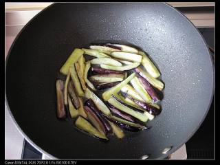 4、三丝酱茄条,小火煎炸至软,盛出沥油。