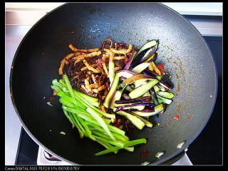 9、三丝酱茄条,8. 放入茄子条和青椒条。