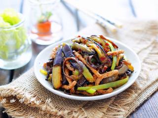 12、三丝酱茄条,盛入盘中即可食用。