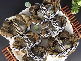 1、蒜泥螃蟹,选螃蟹的时候一定要买活蟹哦，死蟹不能吃对身体不利。我买的这种是盒装的一盒六个，比较大，3只炒一大盘刚刚好两个人吃完不剩！????太会过日子了，回妈妈家都是一锅一锅的蒸或煮螃蟹吃????