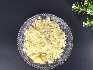 2、蒜泥螃蟹,腌制螃蟹的时候准备2头大蒜，剁碎，3片生姜