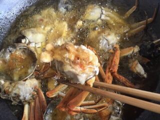 4、蒜泥螃蟹,全部下锅油炸，炸至表明微黄捞出控油备用。经过油炸的蟹壳吃的时候咔嚓咔嚓就碎了，一个字：香。涵爸没认识我之前都不爱吃鱼和螃蟹，完全是入乡随俗啊，现在超级爱，比我吃的还狠，这完全取决于有个会做饭的丈母娘和媳妇????