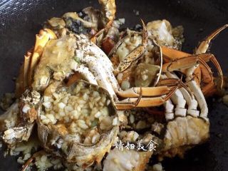 9、蒜泥螃蟹,翻炒均匀，鸡精按需要加，个人觉得很鲜美了没加