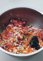 3、糯米肉圆,肉馅里加入切碎的香菇、胡萝卜、荸荠、葱姜末，再加料酒、生抽、蚝油、胡椒粉、盐、糖拌匀。