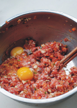 4、糯米肉圆,打入两个鸡蛋拌匀。