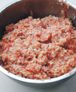 6、糯米肉圆,糯米饭和肉馅拌匀备用。