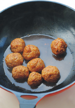 10、糯米肉圆,锅里留底油炒香葱姜，加圆子和适量水、酱油，煮至汤汁收稠即可。或者直接吃、烫火锅都可以。