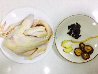1、汤食美味—参鸡汤,准备好所需食材，鸡洗净备用