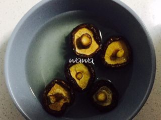 2、汤食美味—参鸡汤,香菇洗净放水里泡发