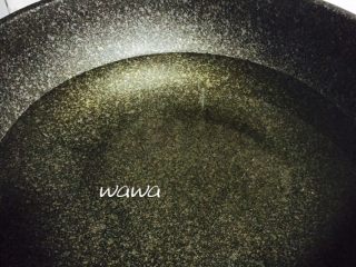 8、汤食美味—参鸡汤,另取一锅，把刚烧好的开水倒入锅中，开火继续煮沸