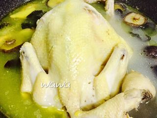 14、汤食美味—参鸡汤,炖好后开盖，撇油（判断生熟的标准：筷子能轻松插入鸡肉中并拔出）