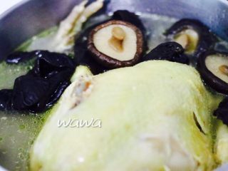 15、汤食美味—参鸡汤,盛出装盘，鸡汤清淡入味又营养，鸡肉炖的熟而不烂，外观完好，用筷子一碰就自动脱落，特别好吃。