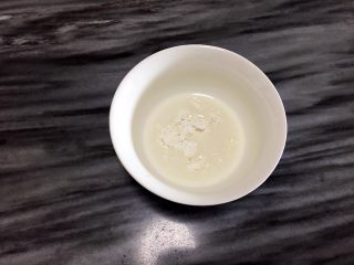 2、客家腐皮卷,玉米淀粉加少许水，备用