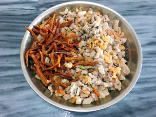 3、客家腐皮卷,甜腐竹、虾米、猪肉分别加盐，油，炒熟