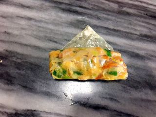 13、客家腐皮卷,再卷一圈，顶端抹上一点玉米淀粉浆（如图）