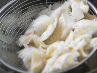 6、纯素版“夫妻肺片”，不容错过的麻辣诱惑！,凤尾菇沸水焯30秒捞出