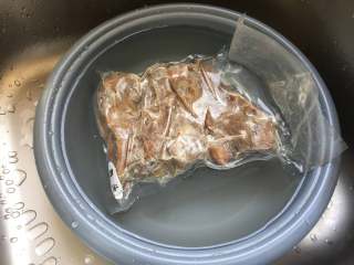 2、干锅土豆鸭头,将鸭头隔着包装袋冷水解冻；