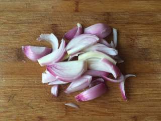 3、干锅土豆鸭头,洋葱洗净切丝；