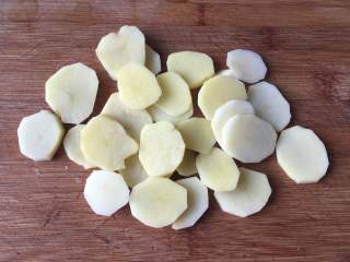 4、干锅土豆鸭头,土豆去皮洗净切片；