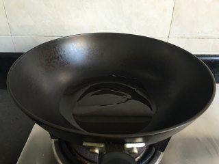 5、干锅土豆鸭头,锅热后倒入适量食用油；