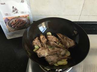 8、干锅土豆鸭头,倒入解冻的老卤鸭头翻炒半分钟左右；