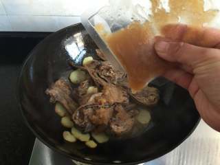 9、干锅土豆鸭头,倒入干锅香酱一起煮；