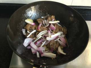 11、干锅土豆鸭头,汤汁快干的时候撒入洋葱翻炒熟出锅，撒上适量葱花点缀即可；