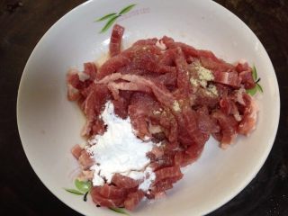 3、鱼香肉丝,加盐1克、料酒1小勺、白胡椒粉少许、淀粉1小勺、清水1大勺