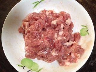 4、鱼香肉丝,用手抓匀上浆后加几滴食用油抓匀腌制5分钟