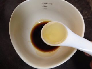 8、鱼香肉丝,小碗里加入生抽1勺、米醋2勺