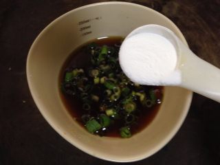 10、鱼香肉丝,加适量水、一半的香葱粒、淀粉1小勺