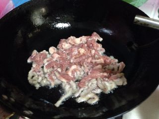 12、鱼香肉丝,热锅凉油,加热到四、五成热,放入肉丝(先不要翻动以免脱糊)