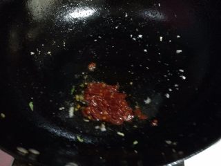 15、鱼香肉丝,原锅再加油小火下入郫县豆瓣酱