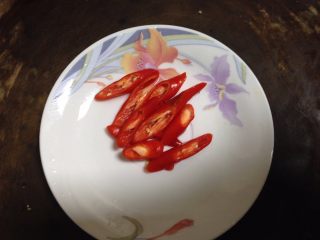 2、#辣味#麻辣肥肠,红美人椒斜切成段