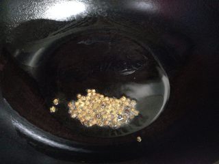 6、#辣味#麻辣肥肠,热锅凉油小火倒入麻椒炒至变色