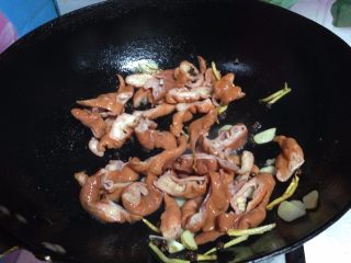 8、#辣味#麻辣肥肠,转大火倒入肥肠