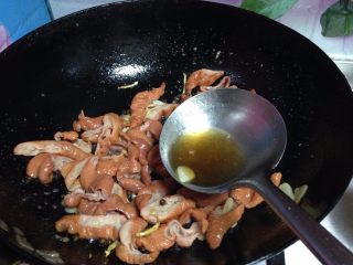 10、#辣味#麻辣肥肠,再次烹入料酒去腥，加入白糖炒匀